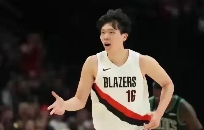 同样是一起受关注的新生代内线，凭什么马鲁阿奇能稳坐首发，杨瀚森却还在替补席边缘苦苦挣扎？
很多人总拿体能说事，可现在瀚森打个20分钟早就不成问题了。
真正拉开两人定位差距的，说白了就两个字：篮板。
别再拿什么“瀚森卡位帮队友抢板”来自欺欺人了。
大中锋立足的根本就是护筐和抓板。几次丢防守篮板