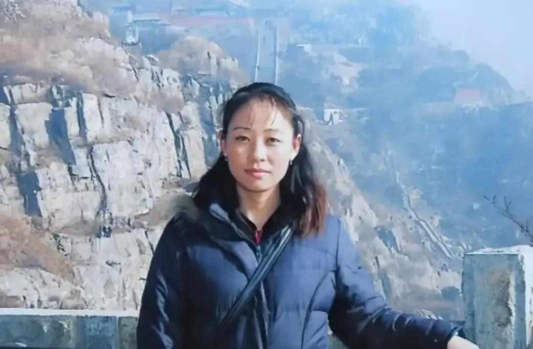 1998年，内蒙一女子自家商店被盗，女子通过足迹跟踪到盗贼，没想到女子竟然被破格聘请到一公安局上班，就连华人社探李昌钰还想拜她为师......
 
主要信源：（青海西海都市报——脚印女侠”屡破奇案）
 
董艳珍把店里清点完，损失不大，就是几条烟和抽屉里零钱。丈夫蹲在门口抽烟，没说话。她拿上手电筒，推