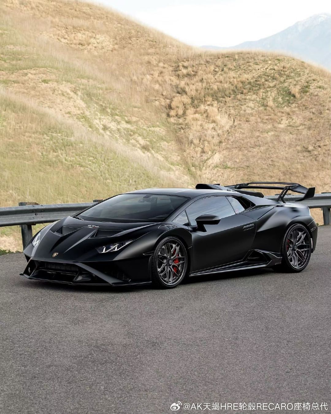 兰博基尼 Huracan STO升级HRE HX100 碳纤维轮毂。中心爪哑光夜灰搭配碳纤维桶身，前 20寸后21寸，大幅降低非簧载质量，赛道猛兽轮下再进化。 #汽车改装资讯##汽车改装##改装车##改装# ​