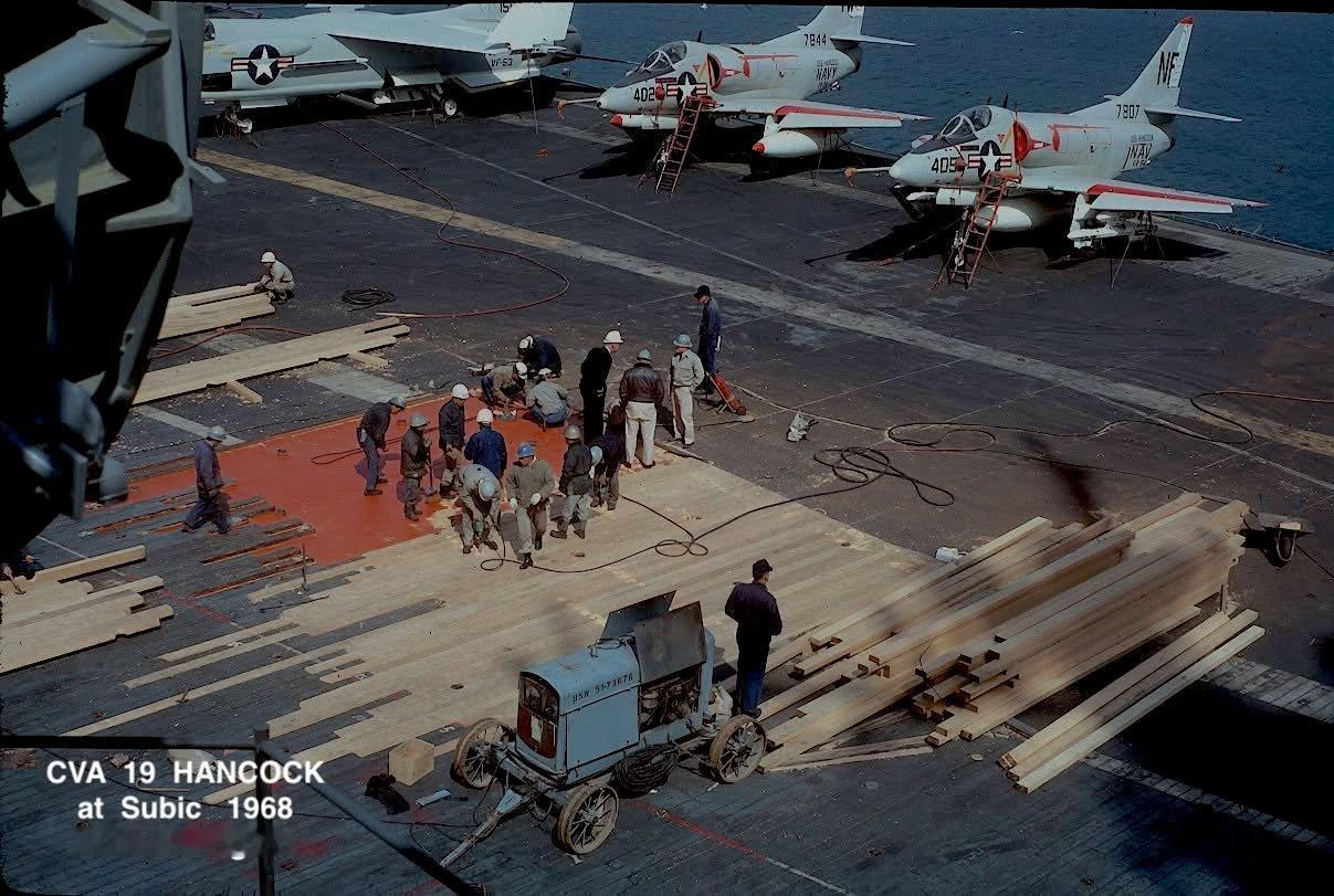 1968年，菲律宾苏比克湾。MD一等人CVA-19“汉考克”号航空母舰正在进行飞行甲板木板更换作业。“汉考克”号当时采用的仍是部分/大面积木质飞行甲板覆盖层，因此需要定期进行木板维护和更换。#烽火问鼎计划##每天认识一件兵器# ​