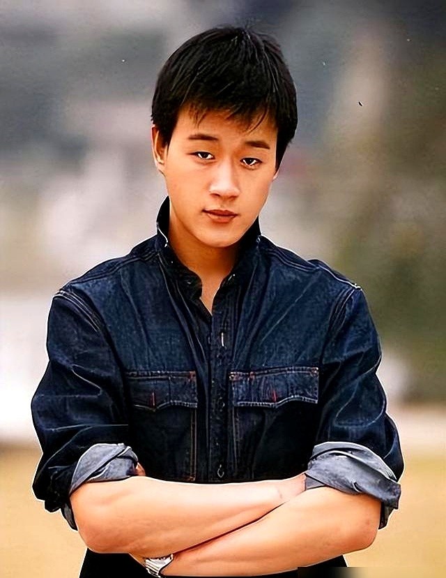 饭桌上，佟大为当着梁家辉夫妇的面，跟关悦说要结婚。

那是2006年，《奋斗》刚播完。佟大为火了，心也飘了，主动提了分手。关悦没纠缠，直接切断所有联系。

这下轮到佟大为慌了。他到处找人，最后求助关悦闺蜜董璇打听行踪，又硬拉着梁家辉夫妇出面组局，才把关悦约出来吃顿饭。

饭局上，梁家辉夫妇拿自己的婚