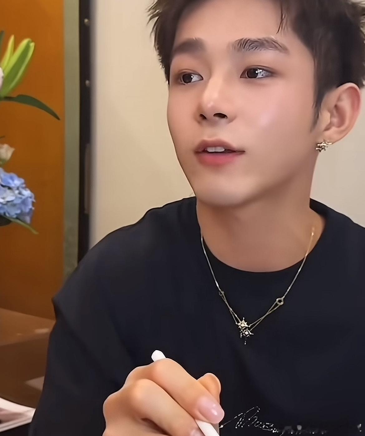 虞书欣 虽然我对虞无感但是她一看就没整啊，就是正常医美吧我甚至觉得她早...