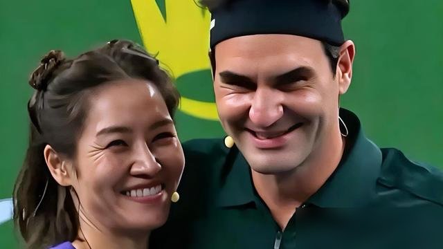 费德勒和娜姐双打，萨芬兄妹都挡不住，全场笑疯。
李娜往网前一站，动作还是那个动作，眼神还是那个眼神。就是造型变了，利落短发，一身黑，44岁的人，看着比当年还飒。
打完球她也没端着。前几天有人在中超看台逮到她，不坐包厢，就混在球迷堆里，谁要签名都笑着给。
更狠的是，她刚在专访里把传了12年的谣言