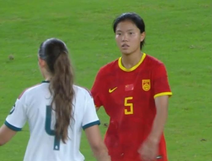   8月16日晚，2026上海明日之星冠军杯女子组小组赛A组首轮在...