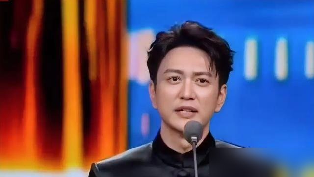 王仁君拿了飞天视帝，领奖台上愣是脱稿讲了四分钟，台下坐着的陈道明、张国立全站起来了。
没提一句苦，没卖一句惨。他说演先辈不是为了复刻一张脸，是要让那股子精神扣住现在的人心。说完把奖杯一放，管这叫“一个美丽的逗号”。
他演了五次青年毛泽东，从《古田军号》到《浴血荣光》，五年没上过几个热搜。倒是《知
