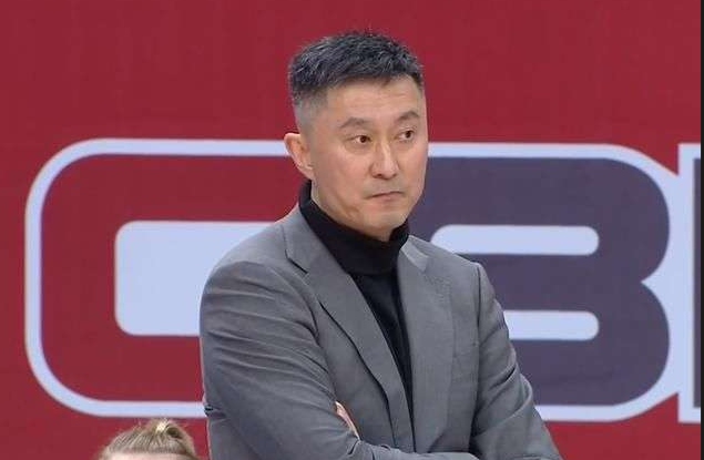 陈海涛这回真是骑虎难下！9月一到，广东男篮引援压力彻底拉满，官媒评论区被球迷催签留言直接攻陷，悲观唱衰声四起。全联盟唯一的“零外援”豪门，华南虎新赛季真要全华班裸奔了吗？

更让外界感到震动的是这个夏天广东宏远管理层发生的翻天覆地的大地震：功勋总经理朱芳雨正式卸任，主教练杜锋转型升任总教练统揽大局；