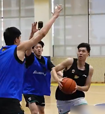 广东队自己发的备战视频，把底裤都掀了，视频里能看到战术板上画的全是给徐...