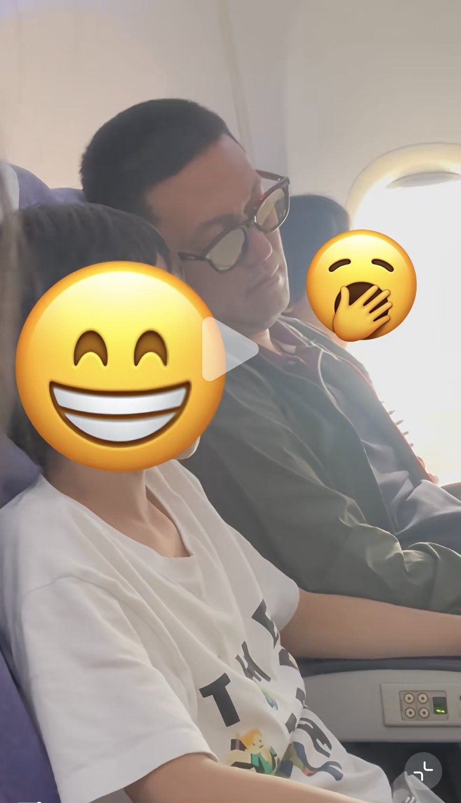 10月12日，蔚来老板娘王屹芝晒一家五口去澳门看NBA的视频，全坐经济舱，到澳门有乐道，丁俊晖姚明和他们打招呼。

这次王屹芝把女儿也带上了，一家五口整整齐齐坐飞机先去澳门，蔚来老板李斌太累了，他坐在飞机上，在两个儿子中间睡着了。

细心的网友发现，李斌坐的飞机是经济舱，而不是商务舱，看来一家人挺低