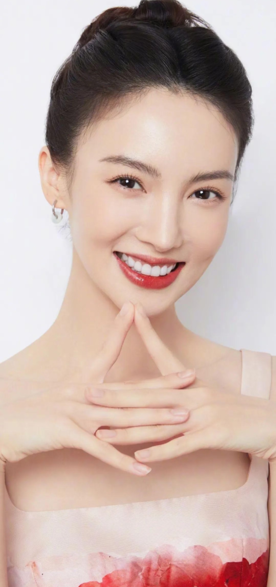说实话，真的刷新认知！本以为明星选资源更靠谱，没想到也会被培训机构狠狠套路。
 
金晨近期直播分享了自己的糟心事，我看完特别有共鸣。她为了出国进修提升自己，特意推掉不少工作，满心期待去学习。谁能料到，交完高昂学费，仅仅上了两天课，办学35年的老牌学校直接倒闭关停。
 
不止金晨，孟佳也在vlog透露