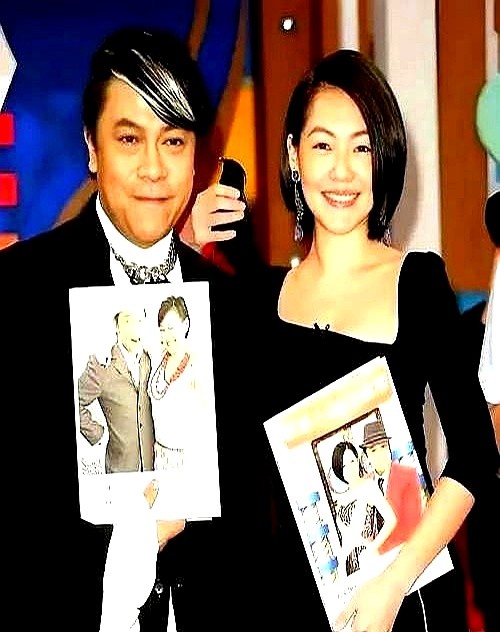 当年小S休产假，蔡康永找来阿雅、Selina代班，收视率直线下跌。

2006年5月小S一归队，布景没换，收视立马飙升。后来第二次请假，数据跌落反弹的走势一模一样。

陈文茜问他甘心当绿叶吗？蔡康永说自己看得懂数据。

以前主持《真情指数》，他是绝对主角，端着做深度访谈。到了《康熙》，他主动往旁边一