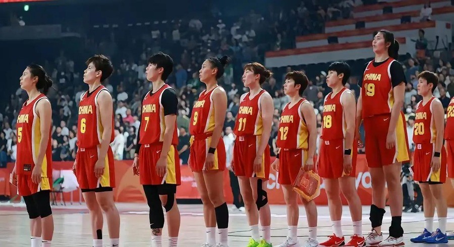女篮赢蒙古26分后24小时就被韩国踢出决赛，杨舒予崴脚张子宇22分也救不了，三分13中0这锅到底谁来背
9月24日对蒙古，杨舒予11投9中砍下21分，正负值+24全场最高。她在第三节一次突破落地时踩到对方脚部，随即被换下场冰敷
那场比赛中国队89比63大胜，蒙古主帅赛后点名夸赞杨舒予“击垮了我们所有