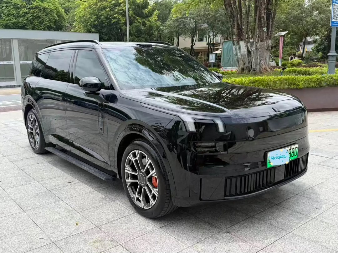 领克 900 EM-P 8 月预售，大型插混六座 SUV。外观采用新一代家族设计，车身气场厚重。插混四驱动力，纯电续航 230km，综合续航突破 1350km。2+2+2 六座布局，第二排独立豪华座椅。底盘空气悬架、后轮转向全系可选，智能座舱支持多设备流转。智驾搭载激光雷达，面向高端大家庭出行市场。 ​​​