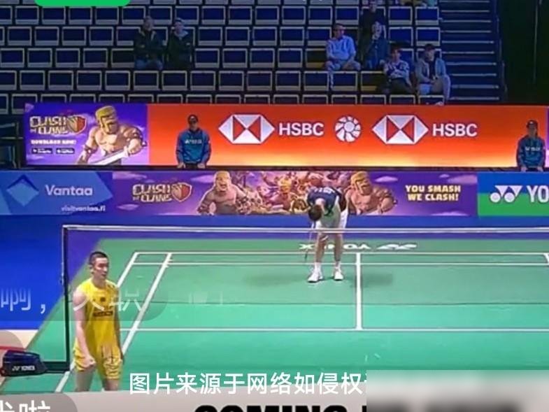 李诗沣剃了个寸头，上来就把对面打花了。21-13，21-16，两局加起来没让戚又仁喘匀一口气。这是他对戚又仁的第六杀，手拿把掐。
可往前翻半个月，他刚在亚运会连栽两个跟头。团体决赛输印尼，单项32强输韩国，全是三局苦战，全是差那么两分。那时候头发还长着，人看着也闷。
现在好了，脑袋一剃，杀气回来