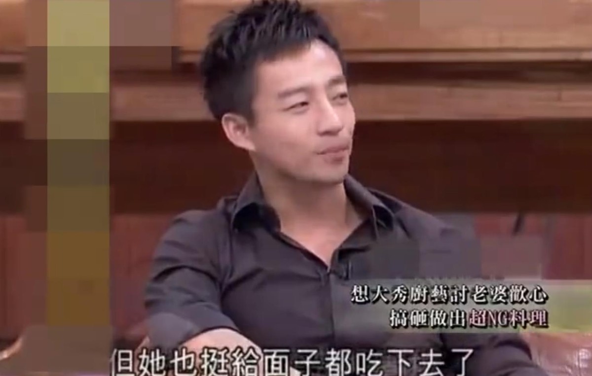 王伟忠问汪小菲知不知道大S是个雷厉风行的人，汪小菲说闪婚太快，婚后才知道。这话听着像抱怨，其实挺实在的。大S那股劲儿身边人都领教过，阿雅讲过一件事，上学时路边看见男的要对女的动手，她停下来报警，报了还不走，站那儿盯着，等到警察来了才撤。她不是不怕，是做不到装没看见。可这么个人，汪小菲把扁豆焖面煮成一