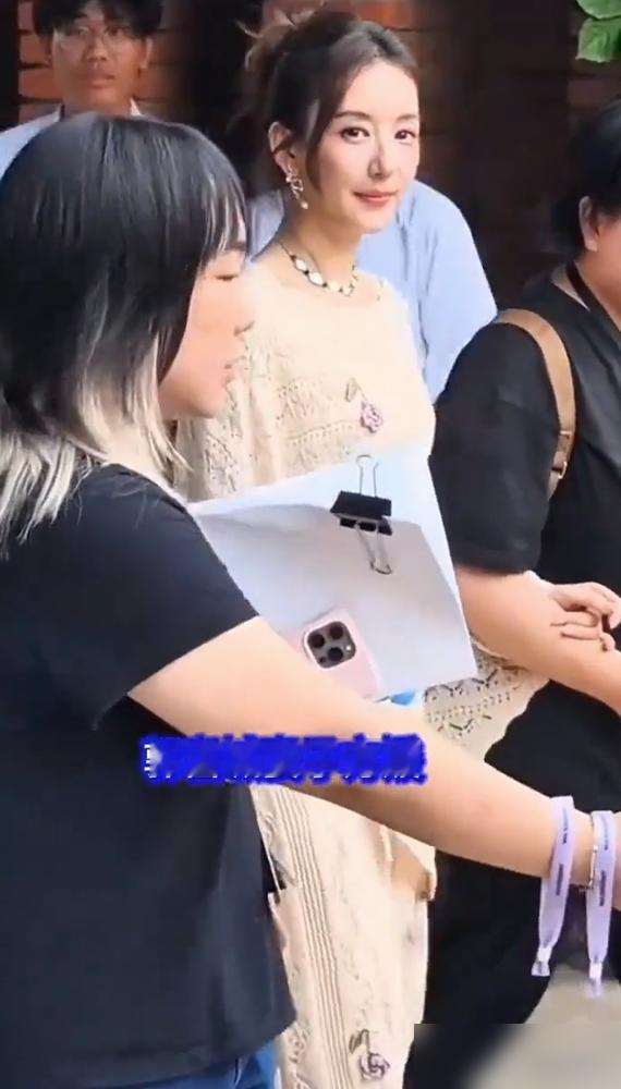 方媛上综艺，一个人占了男嘉宾区唯一的独立卫浴单间，九个男的只剩一个公共厕所。徐志胜当场提醒不方便，她没接话，回了一句先试住一天。节目播完，网友炸了。凌晨她发长文，搬出孔融让梨，说女生要有配得感，不该委屈自己装善良。发完，删了。后来楼梯擦破点皮，袁咏仪关心两句，她对着镜头哭，说以前不理解艺人为什么哭，