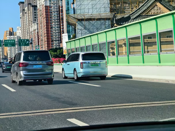 第一次见到野生的尊界 V800 领航版，选装了 15 万的云水天青车漆。 ​​​
	
气质确实拿捏🤏
	
#街拍豪车 #尊界 #尊界v800