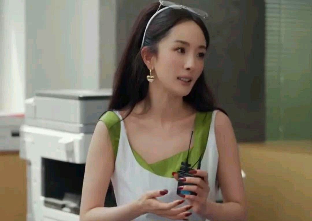 杨幂现在的作息，简直比小区楼下晨练的大爷还规律。晚上八九点钻被窝，早上五六点自然醒。

她在杂志采访里交了底，这习惯是在剧组赶早工逼出来的，一坚持就是好几个月。现在根本不用强迫，到点身体自动发信号，躺下很快睡着，醒来神清气爽。

网友都说她最近状态肉眼可见地回春了。其实最关键的就一点：没时间内耗。八