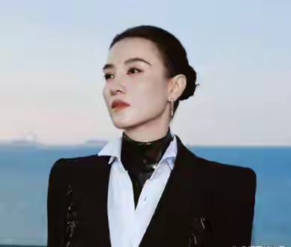 宋佳成首位“一串三”视后，飞天官博评论区却两极撕裂，周冬雨曾直言，想得奖不是演英雄就是演傻子，评奖评的是演技还是题材？

闫妮又输了。白玉兰提名，输给宋佳。 金鹰提名，输给宋佳。 飞天提名，还是输给宋佳。 一个角色，三座奖杯，全被宋佳一个人端走了。

当一个角色把所有大奖全包了，闫妮、 ​