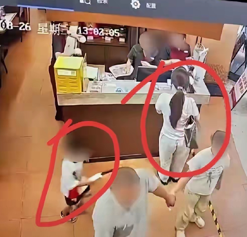长沙餐厅事件越闹越大。三次调解都以失败告终，涉事女子小熊说她正准备走法律程序，起诉这个4岁的孩子。

你没看错，起诉一个4岁的孩子。

事情发生在8月26号，小男孩拿着玩具枪在餐厅里跑动，重心不稳撞到了这位女子的臀部。从监控可以清楚看到，小男孩就是无意碰撞的。可这位女子当场就火了，上手就勒住男孩的脖