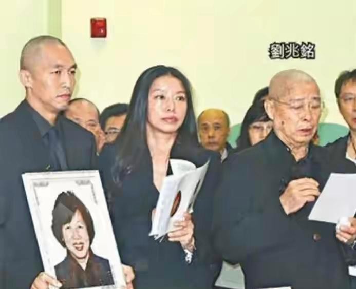 刘兆铭走了，他那一儿一女果然还是没露面。
94岁的老戏骨，演了一辈子戏，教过刘青云、吴镇宇，在圈里要人脉有人脉，要资源有资源。可他的孩子，愣是没沾过半点光。2012年他妈去世，兄妹俩出来打点后事，长得体体面面，办完事就退回人海里去了，连个采访都不接。这次父亲走了，依旧如此。
说实话，我挺佩服这俩孩子