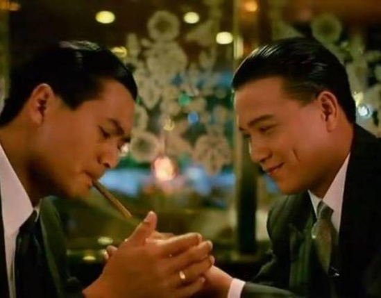 有不少人说周润发不如万梓良霸气，演技不如万梓良，在电影江湖情中，完全被万梓良压住了，其实是很多人根本不了解情况，周润发在江湖情中演李阿剂时，不想和万梓良演阿勇那些霸气外露、嚣张跋扈，过于夸张，把李阿剂演成和阿勇一样，而是故意收着演，藏起了锋芒，把李阿剂的沉稳老练、很有城府演的很到位。
万梓良演的阿勇