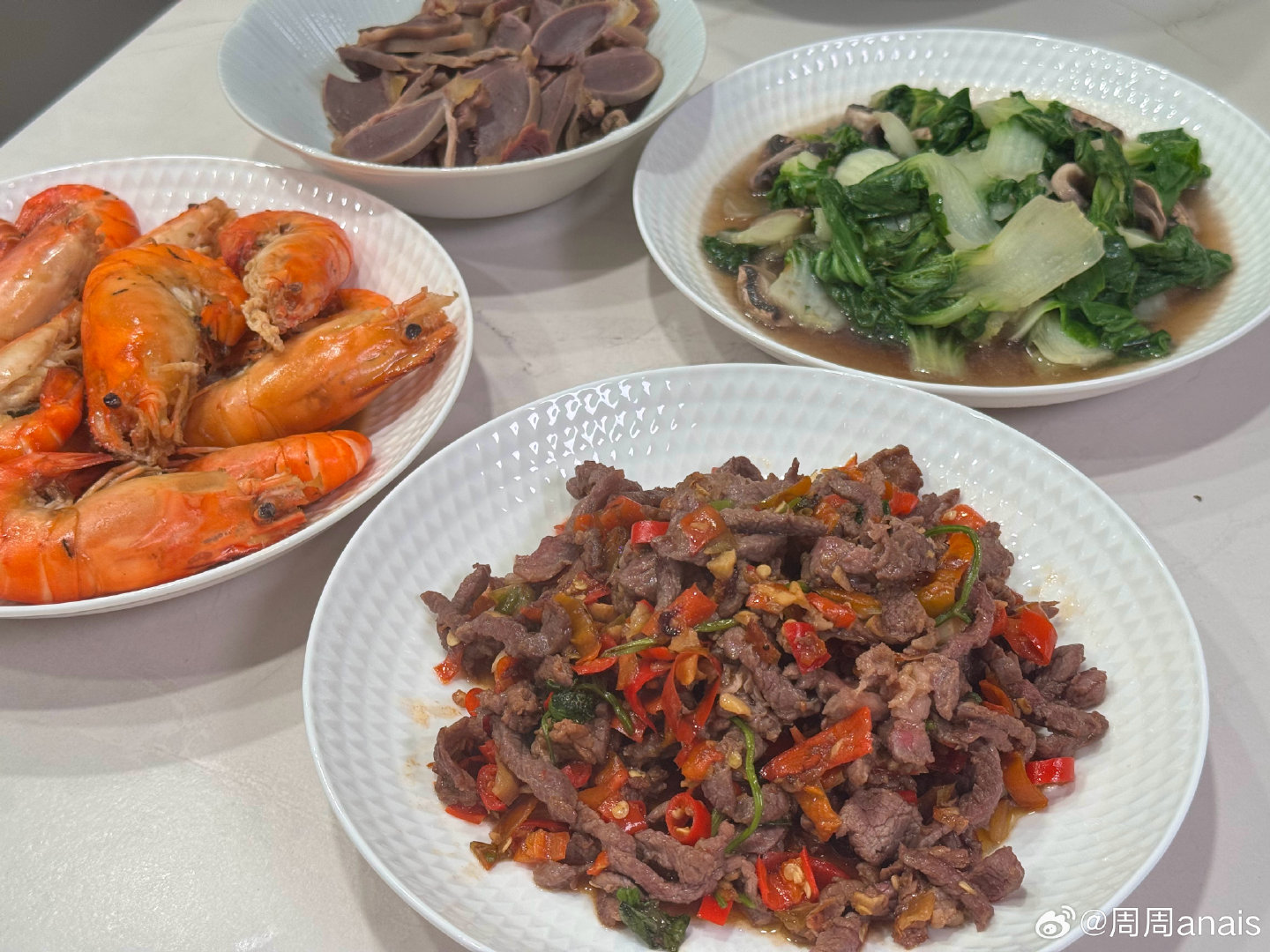 #周周的厨房# 马不停蹄做好饭等初中生到家

娃超爱的芥末罗氏虾、下饭神器小炒黄牛肉，以及蘑菇烧青菜。

话说老iPhone升级后拍照变得好难看，难看到影响记录的欲望了…… ​