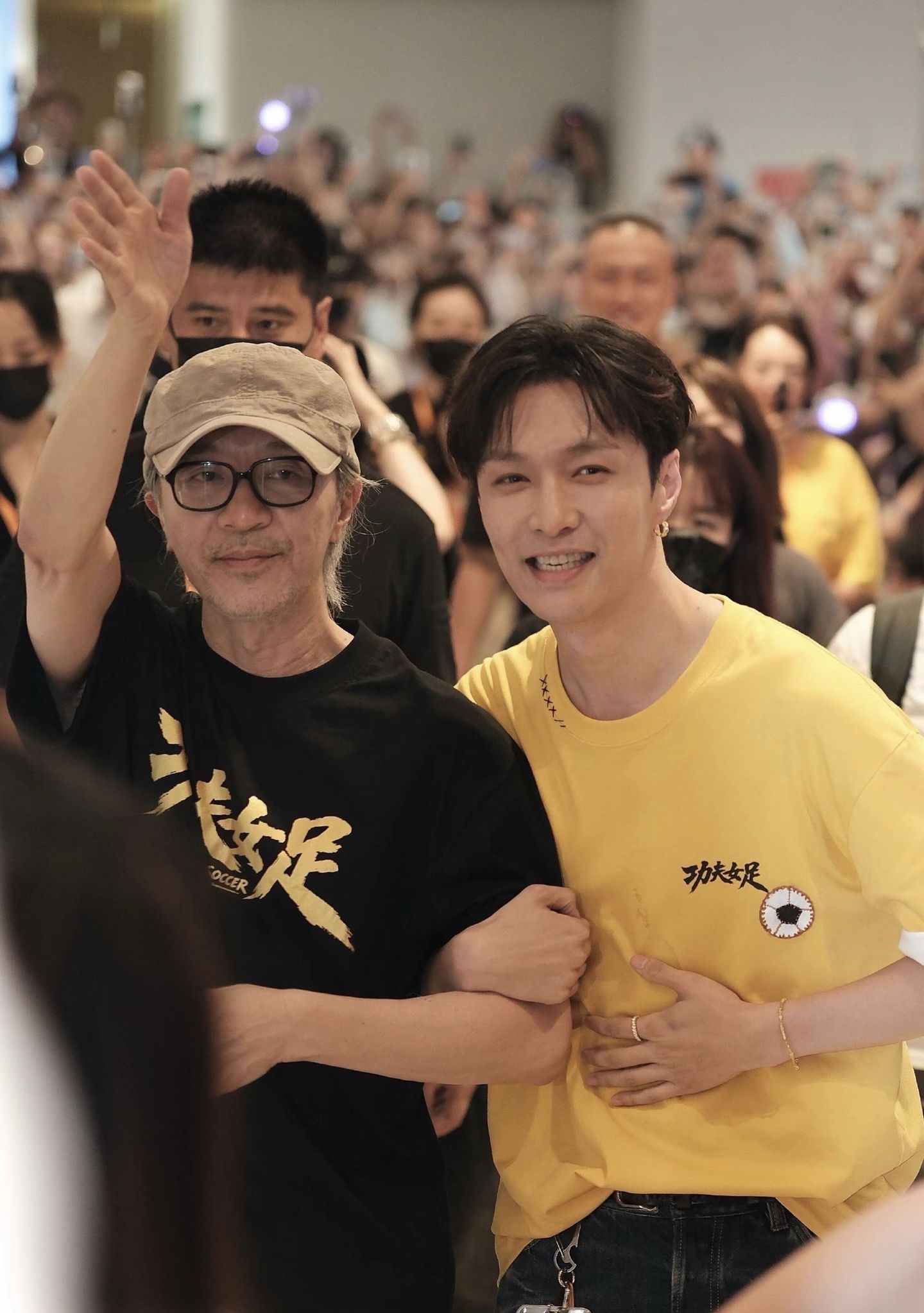 张艺兴跟周星驰合作《功夫女足》，
圈内戏称“拜师”，不是传统行大礼的师徒仪式，更多是后辈向偶像学习，双向奔赴的一段缘分，客观聊聊这里面的看点。

圆梦式的双向奔赴，情怀感拉满。张艺兴早年多次采访就说，周星驰是自己的偶像，《少林足球》反复刷很多遍，一直梦想演星爷的戏。星爷一通五分钟电话讲完故事，他几乎