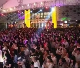 2026年的演出市场真是魔幻。白鹿音乐会门票一秒没，赵露思曼谷场38秒清空，王鹤棣澳门3万张票3分钟卖完。数据看着比专业歌手还猛。可仔细想想，这些人里有几个是靠音乐作品被认识的。

人民日报6月24日发了篇评论，说流量祛魅。没点名，但全网都在对号入座，说的就是谢娜巡演那事。她先说要办一场成都演唱会，