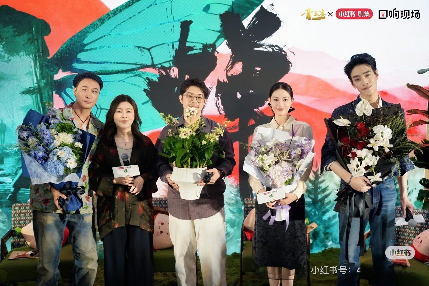 #吴镇宇Francis[超话]#  终于看到这身花衬衫了 靓！ ​