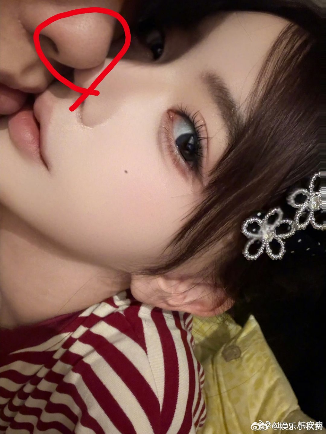 #韩安冉恋情时间线#
好家伙，换男人的速度真快呀。
刚看了照片，这个男人手不大，胳膊不长，推测应该是瘦小类型的。
美颜后的照片，鼻子上还可以看到黑头，看起来不爱化妆，皮肤较黑。
观察完毕。 ​