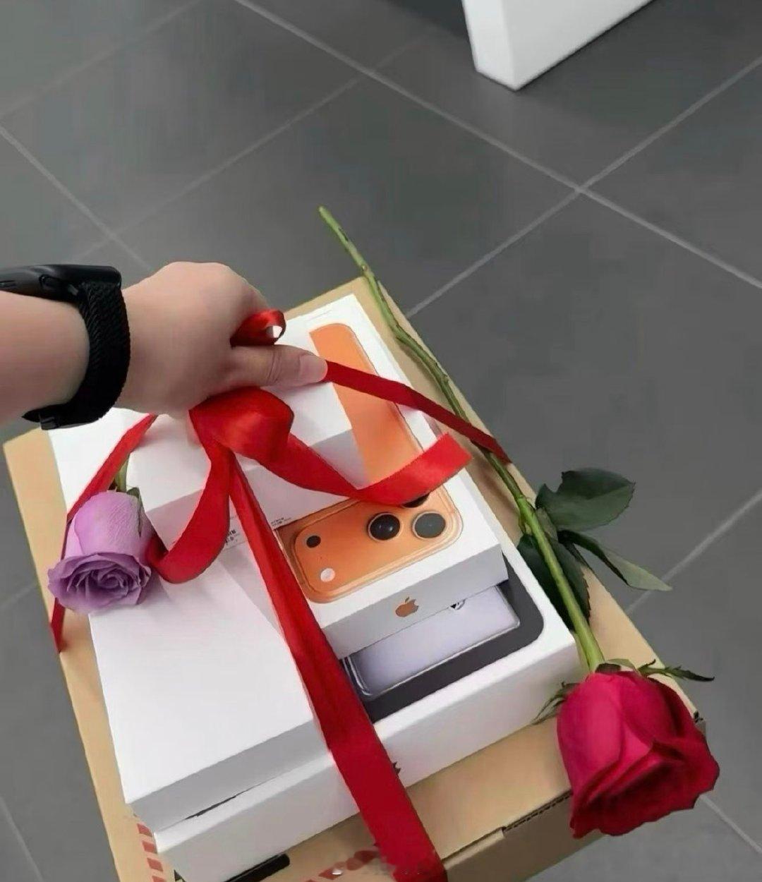 现在的开学三件套是什么，还是iPhone，iPad，MacBook吗[二哈][二哈]
买鸿蒙三件套的多吗？[doge][doge]

#开学三件套齐涨价家长直呼吃不消##华为新三折叠#  ​