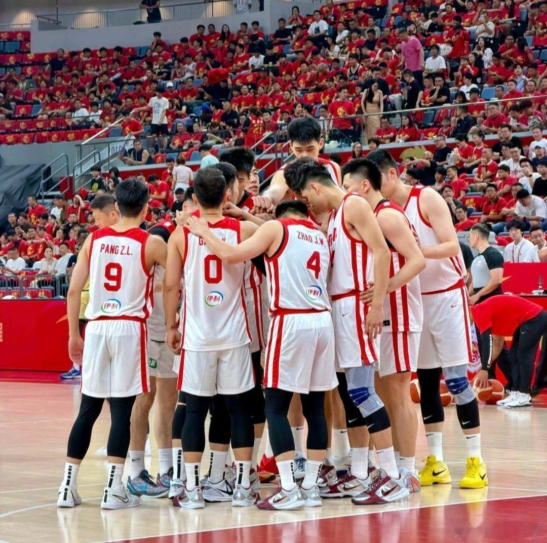 中国男篮12人名单出炉，队长赵继伟领衔，崔永熙时隔两年回归，庞峥麟和徐...