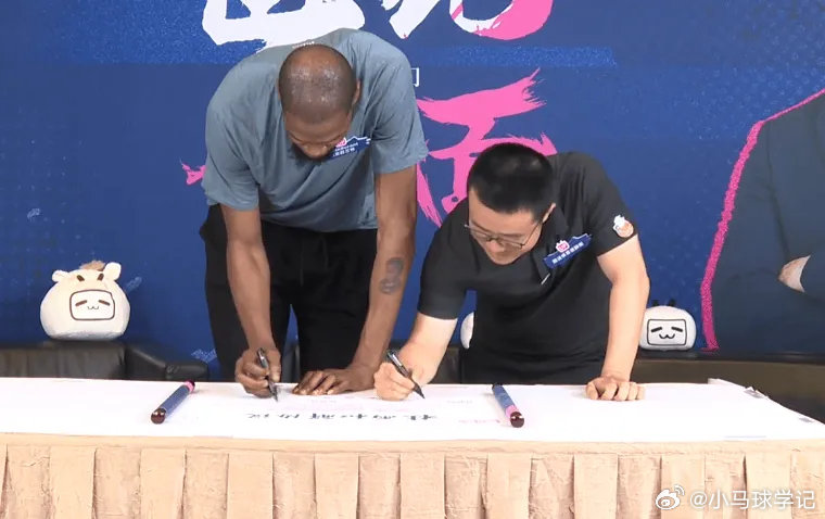 世纪和解！杜兰特和徐静雨签下“杜雨和解协议”并深情拥抱！

感觉像kd莫名其妙的参加了一个访谈然后莫名其妙的与一个不认识的人和解了

#NBA##篮球##杜兰特# ​​​​