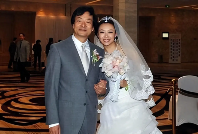 濮存昕嫁女儿，别人送豪车豪宅，他拎出一套红色灭火器当嫁妆。2012年北京一场低调婚礼，宋丹丹、蒋雯丽都看愣了。他笑着说，小两口过日子难免有火气，吵架了就看看它，把火压下去。背地里塞给女儿五十万，嘱咐别伤女婿自尊。女婿韩金凯东北农村出身，实在本分。濮存昕说自己在农村待过八年，不觉得农村人配不上自家闺女
