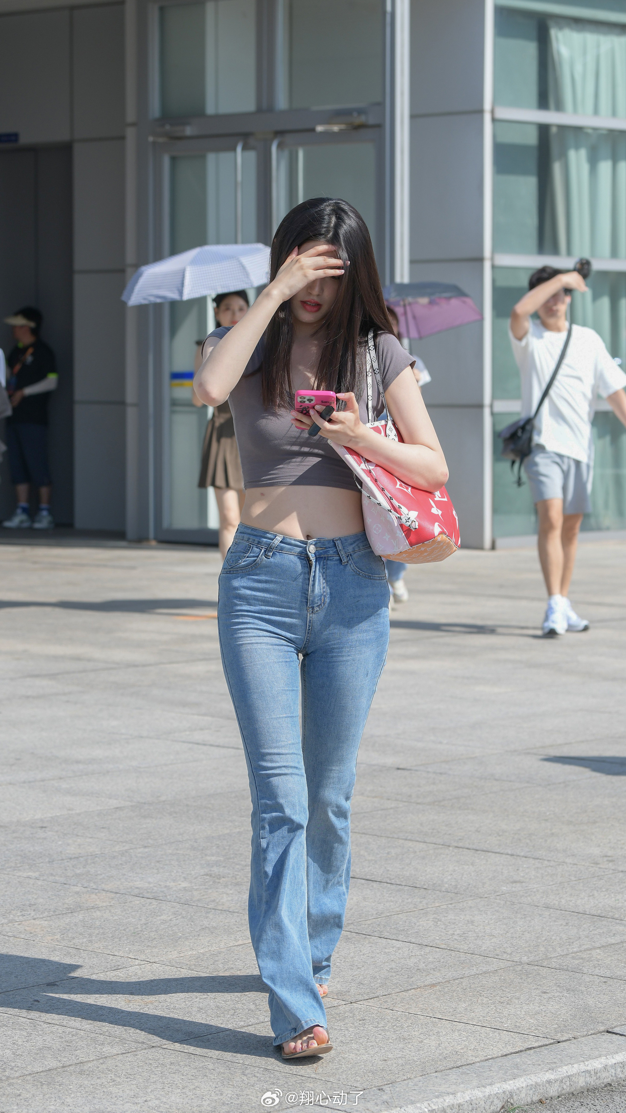这是哪家的大美女出门遛弯？7584街拍 我的摄影日记 街拍穿搭 时尚街拍 ​​​