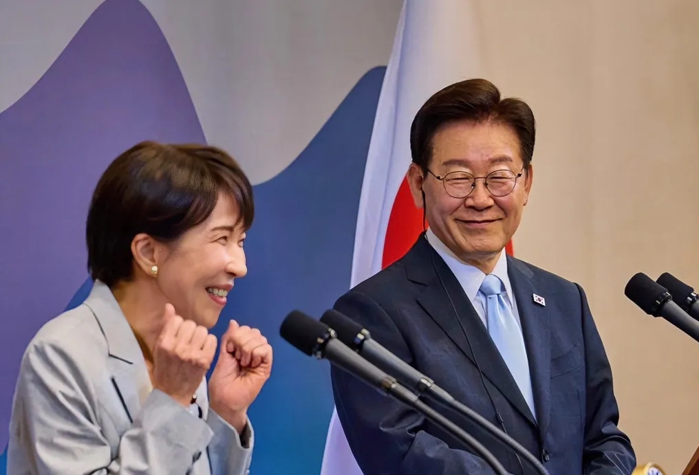 最新消息！日本向韩国正式道歉！


2026年9月20日，综合新华社、韩联社消息，韩国体育协会对外发布消息，日本爱知·名古屋亚运会组委会，就曲棍球赛场错播国歌一事，向韩国代表团作出正式道歉。事件发生在9月18日，韩国对阵孟加拉国的男子曲棍球赛前，本该播放韩国国歌，现场却误放出朝鲜国歌。韩国代表团当场