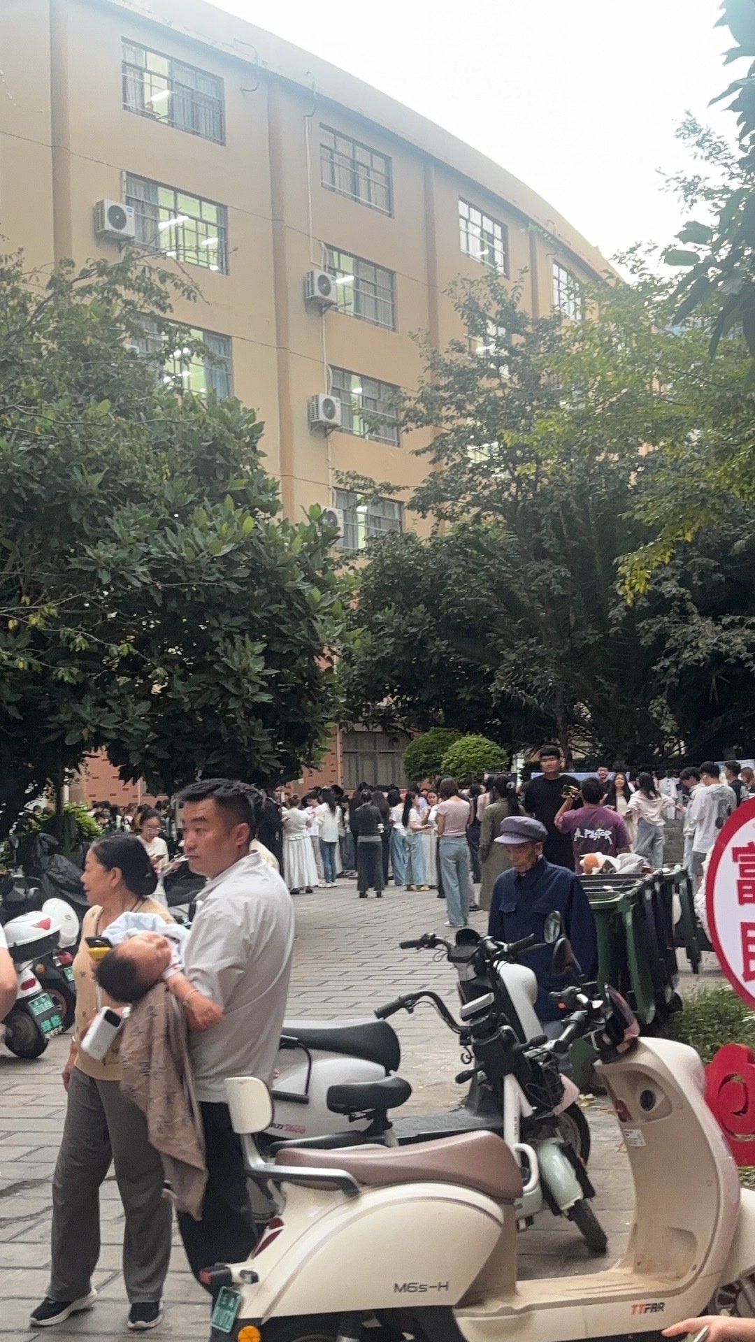 #昆明地震#还有没有余震呀[裂开]真的快吓死了 ​