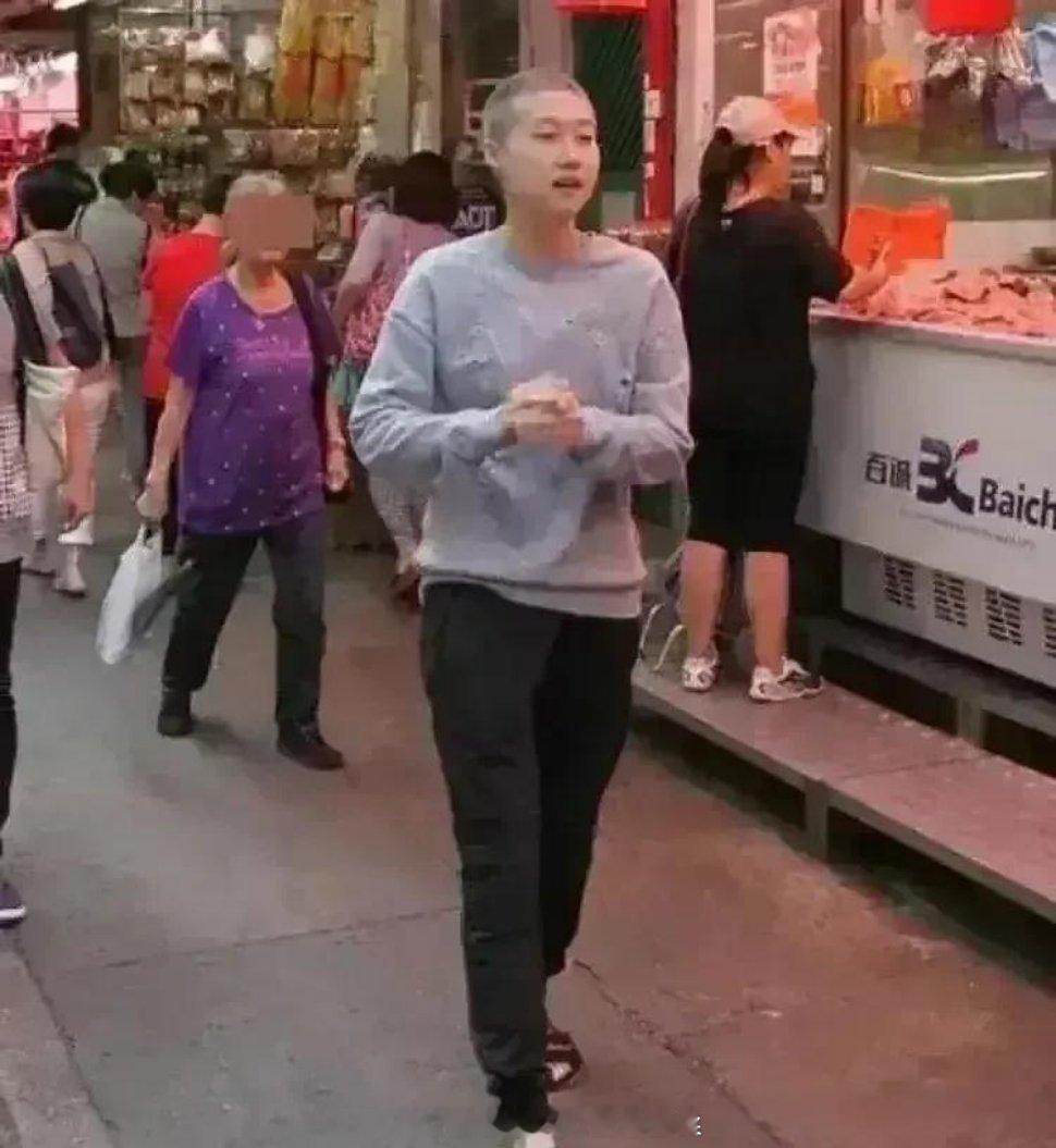 万万没有想到，这居然是成龙的女儿，
竟然是一个男孩子打扮。。 ​