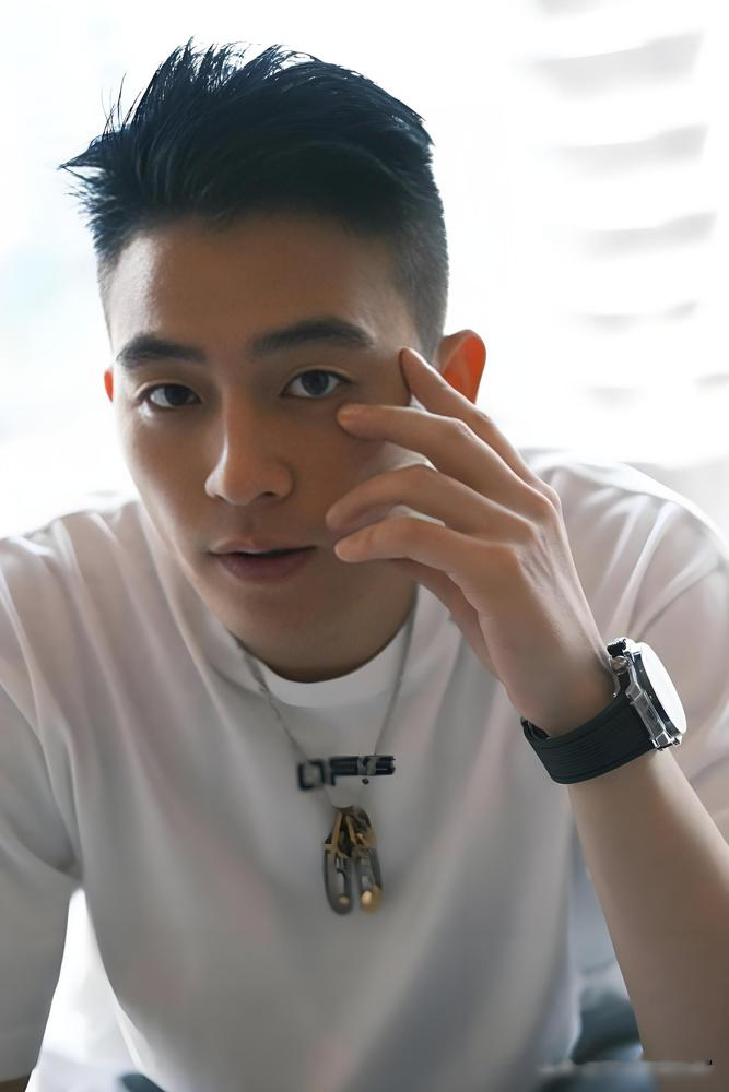 欧豪凭什么悄悄拿捏了央视黄金档？
9月6日，谍战剧《交锋》在央八开播。15分钟收视率破2%，峰值直接飙到2.36%，稳拿全国第一。
这次欧豪不演硬汉，演了个潜伏20年的间谍。表面修古籍，背地里心狠手辣。和王凯等老戏骨同台飙戏，有人夸他演出了多面性，也有人吐槽他接不住戏。
演技有争议，为啥资源还