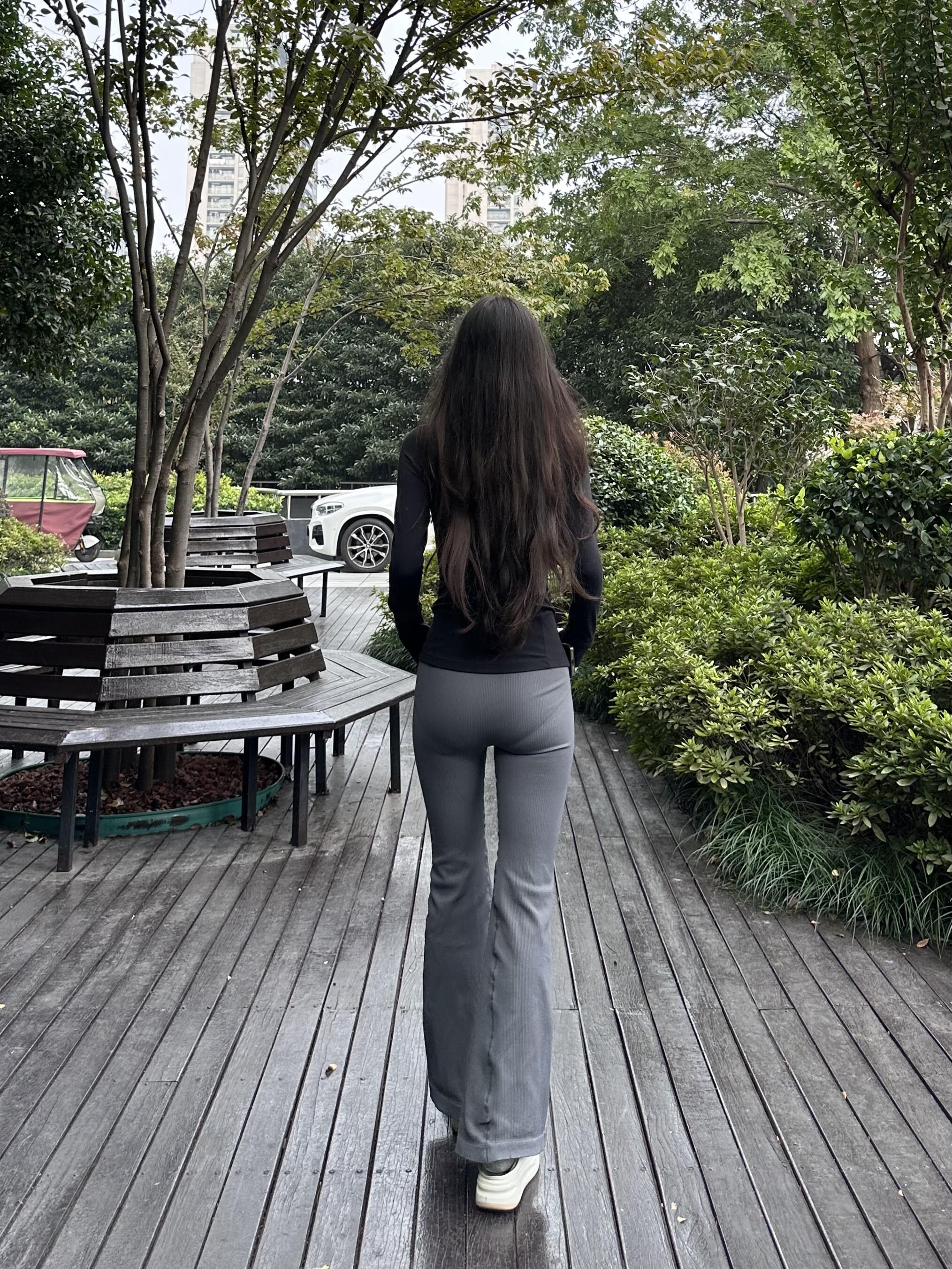 谁懂梨形身材穿微喇裤杀伤力到底有多大！！！ 一抬头... 谁懂梨形身材...