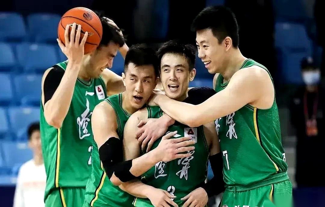 张镇麟正式告别辽宁男篮，这出戏的结尾，其实早在三连冠的庆功宴上就埋下了...