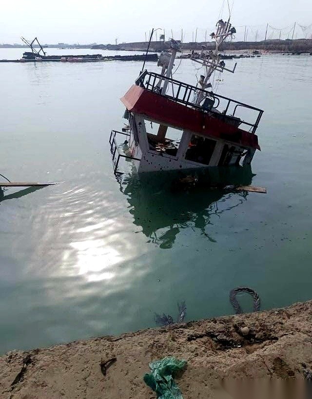 几发弹道导弹砸下去，红海的水估计都快被烧开了。
谁敢信啊？穿着拖鞋的胡塞武装，这次直接把中东“土豪大哥”的脸面，按在甲板上狠狠摩擦。
一艘登陆舰，四艘护卫舰。
没有试探，没有打偏，发发命中。
海面上全是大火，沉的沉，瘫痪的瘫痪。叶海亚在那边拿着喇叭喊话：我们天天盯着呢，来一艘打一艘！
那可是曼德海峡