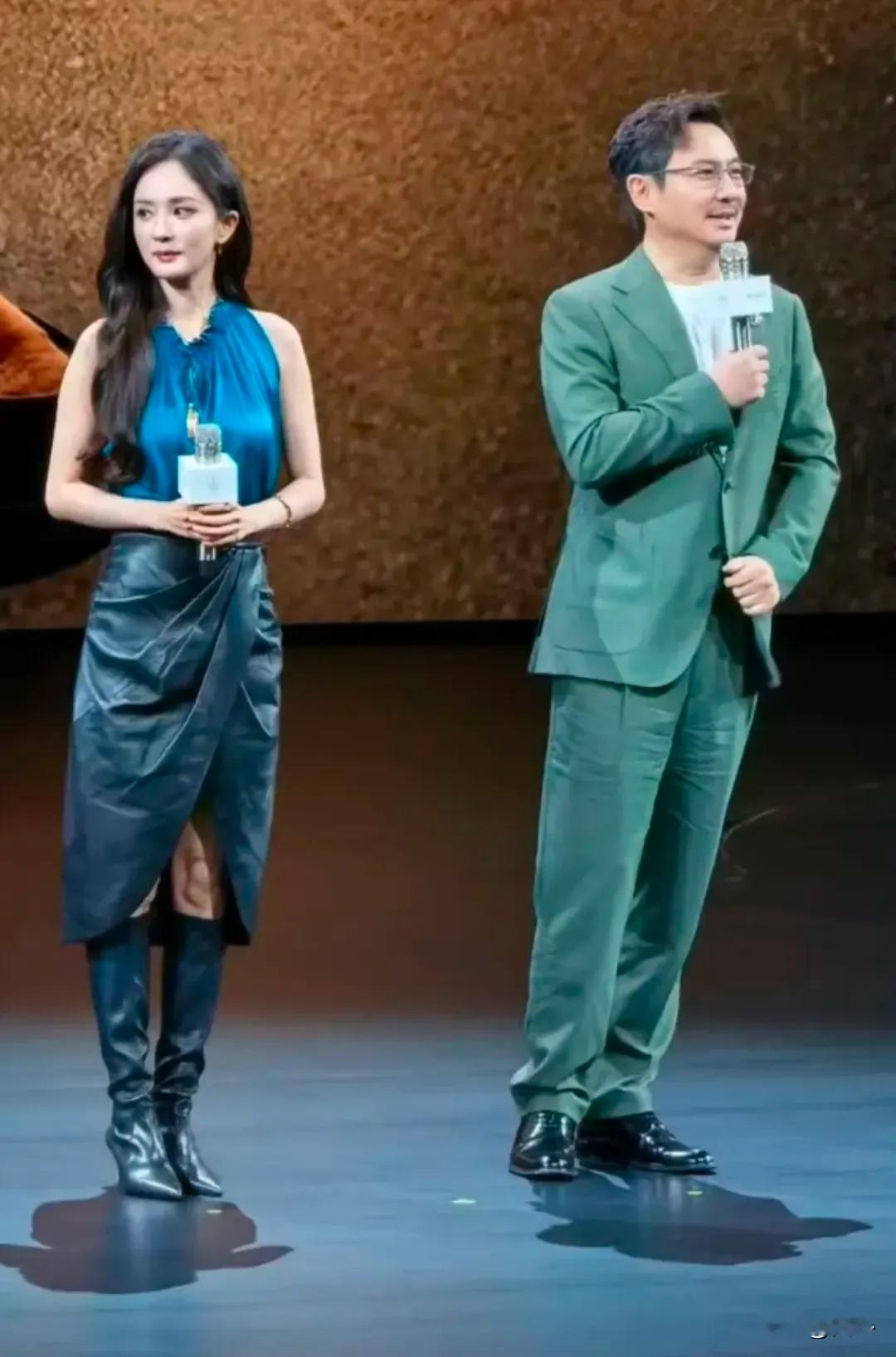 沈腾在华为享界G9发布会上一拿话筒就说自己是“鸿蒙智界”品牌代言人。话没说完自己就意识到说错了，马上改口“鸿蒙智行享界”，然后补了一句嘴有点瓢，刚才站外头等半天于总压堂了。台下的人都笑了，余承东也笑了。他穿着绿色西装戴着眼镜，瘦了之后整个人看着比以前精神。华为鸿蒙智行下面有问界、智界、享界、尊界、尚