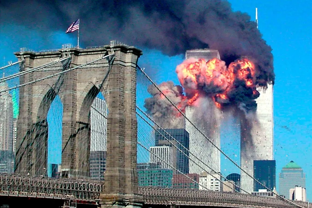911一声巨响，两栋楼塌了！
美国神话也跟着碎了，二十年都没缓过来！

二十五多