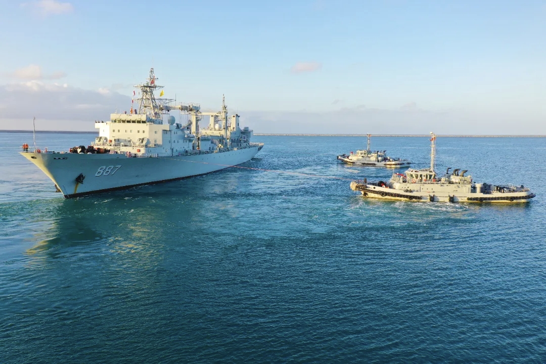 “备便前拖缆”“慢速顶推”……近日，南海某勤务船大队一艘拖船的指挥席上，一级上士李鹏连续下达多道指令，万吨级的被保障舰缓缓移动，最终稳稳靠泊在军港。
拖船将驱逐舰、登陆舰、两栖攻击舰等一艘艘战舰送向大洋、接回军港，以特有的方式助力人民海军走向深蓝。 ​​​