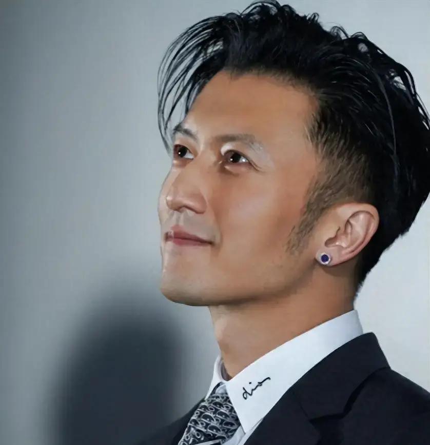 谢霆锋毫无征兆被推上热搜，既没闹绯闻也没惹官司，全网居然都在围观他们谢家几代人的骨相。

有人把老照片翻了个底朝天，从老爹谢贤年轻时的英气，一直排到谢霆锋两个儿子，那下颌线和眼神几乎是一个模子倒出来的。
网友笑称这是遗传学上不讲理的活样本，哪怕几十年过去，这家人就愣是没一个长歪的。
更绝的是