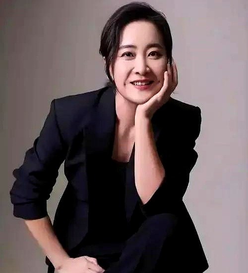 两部电影拿下中国女导演票房第一，贾玲却在这个时候“消失”了。

按常理晚会红毯和天价综艺早该接软了，她偏偏全推掉，极少露面。

从《你好，李焕英》到《热辣滚烫》，字字抠剧本、拼命瘦身蜕变，登顶之后转头就掐断曝光。她不想让身材和个人热度盖过电影，精简业务一门心思扎回幕后。

放着天价快钱不赚，主动退回