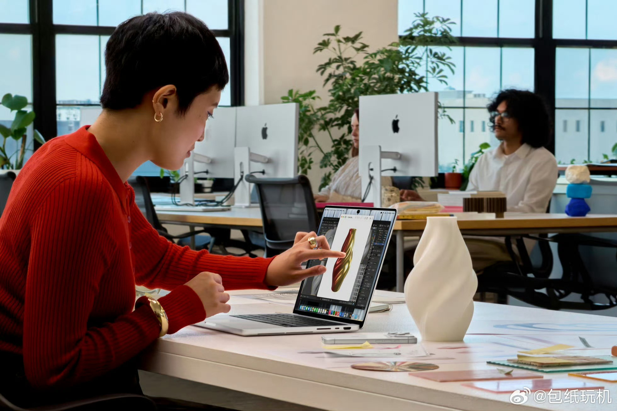 #MacBook直接上手才算Pro# MacBook这么多年坚持键盘+触控板，没想到这次最大的变化，真的是“直接上手”。

新一代MacBook Pro首次加入OLED触控屏，刘海也变成了类似iPhone灵动岛的设计，同时机身进一步减重。

对普通人来说，触控可不只是多一种操作方式：看图双指缩放、拖拽素材、学习时直接操作内容 ​