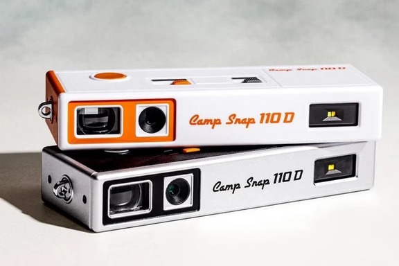 Camp Snap 110D｜复刻110胶片造型的无屏幕数码相机
	
灵感源自70年代柯达110规格口袋胶片相机，长条扁平机身，无预览大屏，仅保留小型段码LCD，只显示剩余电量、拍摄张数，拍完不能即时回看照片，主打“数码模拟胶片”随性拍摄体验。
	
硬件规格
	
• 传感器：索尼IMX179，1/3.2英寸，800万像素，仅输出JPG照片
	
• 镜头：4.2mm f/2.0，全画幅等效约26mm；带30.5mm滤镜螺纹，可加装外接滤镜
	
• 取景：纯光学取景器
	
• 滤镜：机身拨钮切换共5种预设（标准、复古1、复古2、模拟胶片、黑白），无需App，相比前代Camp Snap2少1个滤镜档位
	
• 存储：预装4GB microSD卡，最多存约2000张；存储卡仓带儿童安全锁，防止误拔卡
	
• 电池：800mAh，单次充电约500张；自动休眠，按快门快速唤醒（Quick Draw），省去开关机操作
	
• 闪光灯：双色温可调LED闪光灯（冷光6500K /暖光3000K）
	...