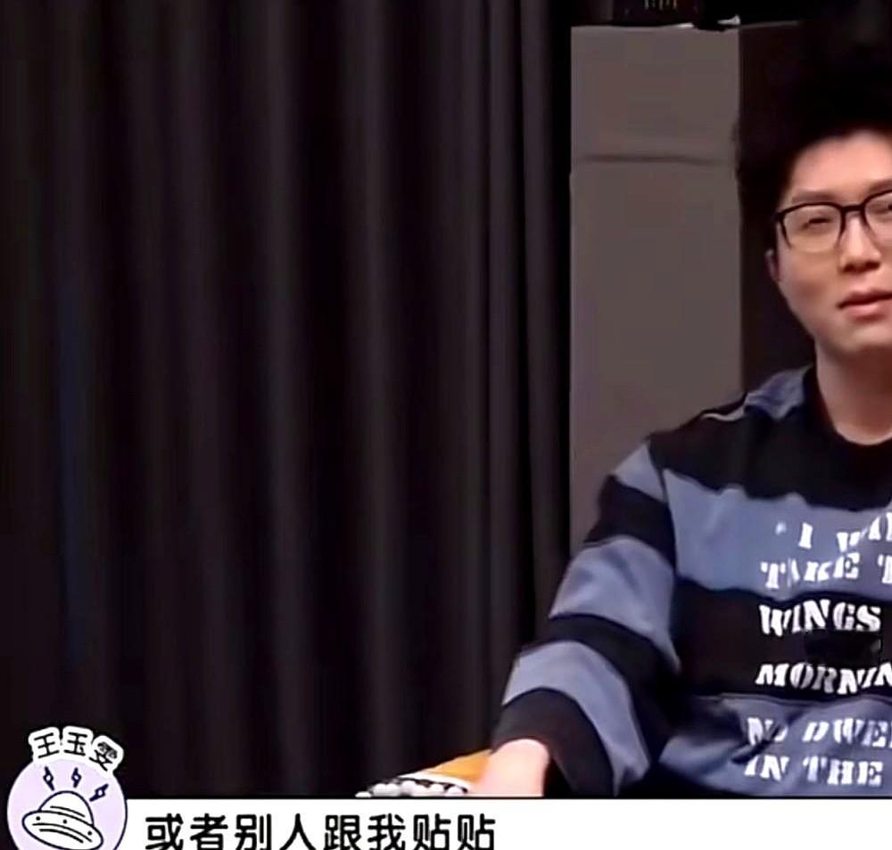 “他是五年里我唯一不用躲的人。”王玉雯对着李雪琴说出这句话时，弹幕全炸了。

从小没被父母抱过，别人一贴近就僵住，手都不知道往哪放。心理博主管这叫“触觉防御”。小时候肢体安抚缺失，长大了身体就自动学会拒绝，不是不想靠近，是不会。

评论区一堆人跟着破防，说三十多岁被爸妈拍下肩膀都浑身不自在。杨玏曾是